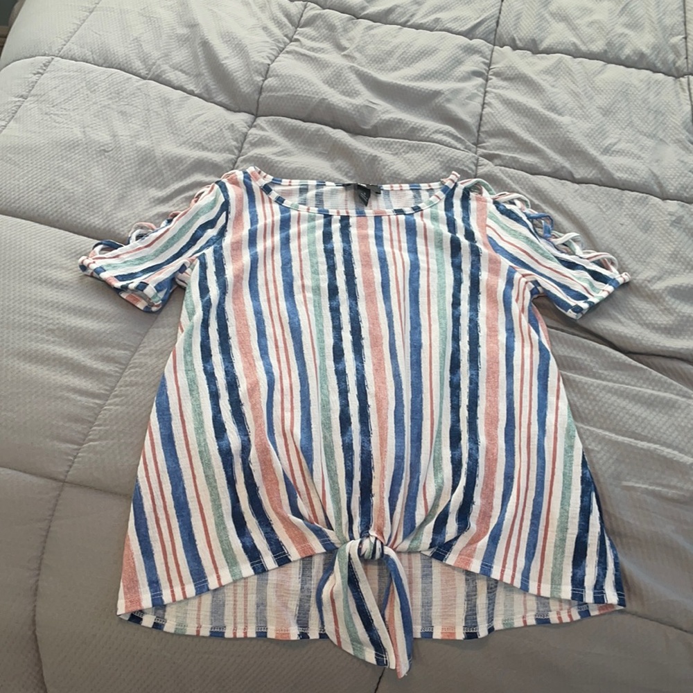 Iz byer brand new hardly used short sleeved tee.